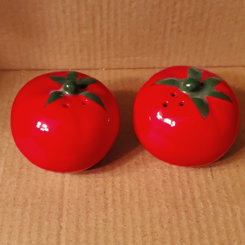 Tomato salt and pepper shakers